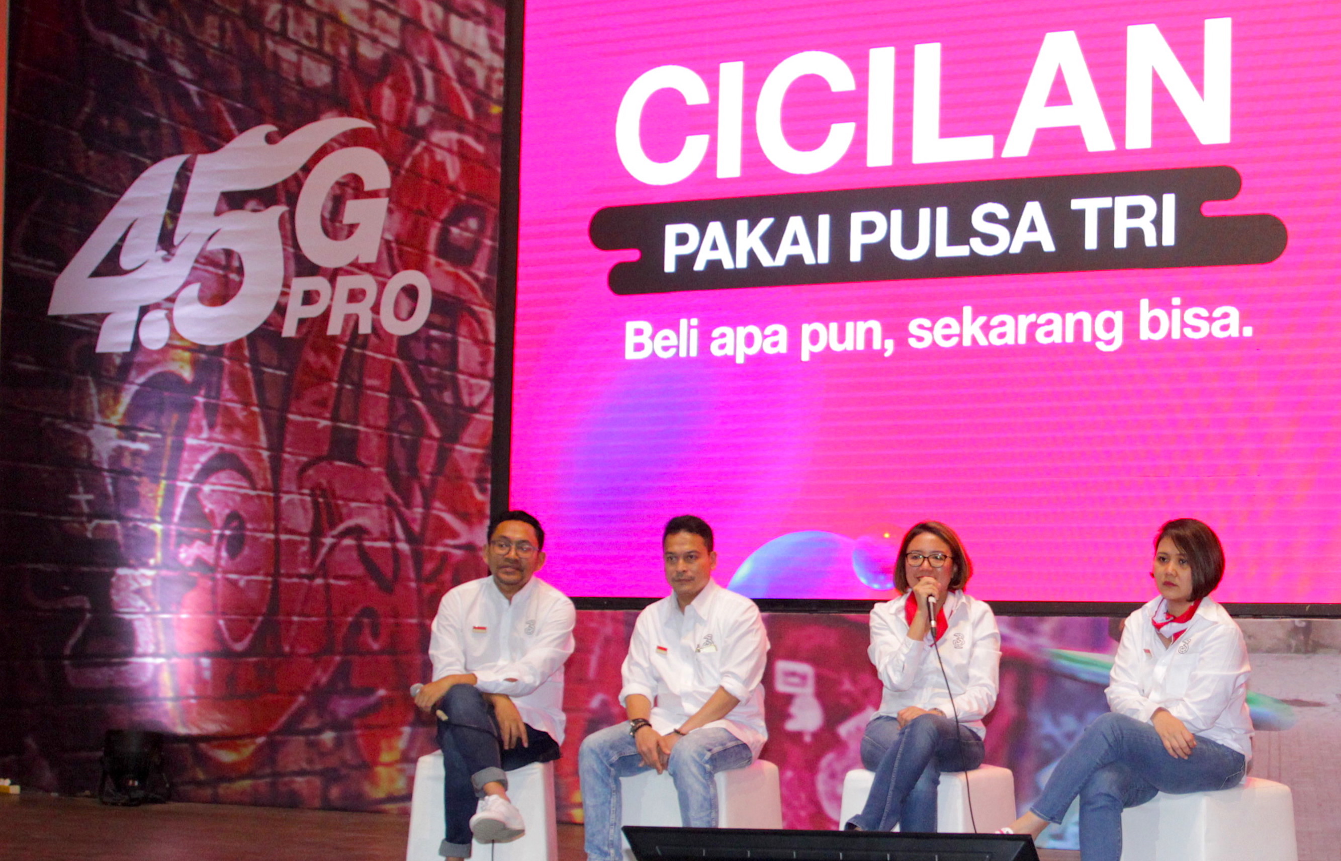 4. Manajemen 3 Indonesia melakukan sesi tanya jawab mengenai #CicilanPakaiPulsaTri bersama rekan-rekan media