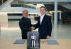 LG Kembangkan Robot Humanoid Baru Berbasis NVIDIA Isaac GR00T LG Corp. Chairman and CEO Kwang Mo Koo (right) and NVIDIA founder and CEO Jensen Huang (left) shake hands at NVIDIA's