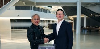 LG Kembangkan Robot Humanoid Baru Berbasis NVIDIA Isaac GR00T LG Corp. Chairman and CEO Kwang Mo Koo (right) and NVIDIA founder and CEO Jensen Huang (left) shake hands at NVIDIA's