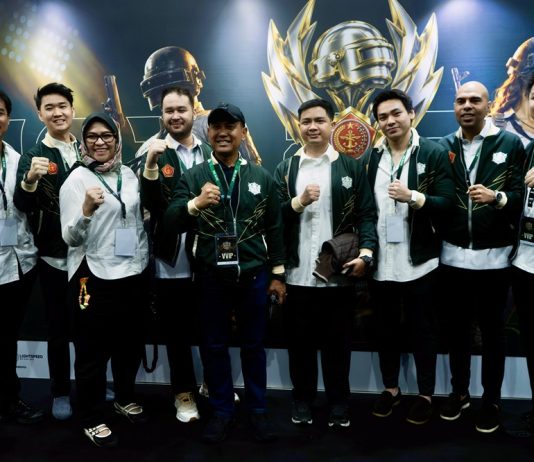 Kiri ke kanan _ Jonathan Thamrin - Anggota Bidang Umum PBESI, Hartman Harris - Sekretaris Jendral PBESI dan Wakil Bendahara Umum PBESI, Jonathan Carl - Ketua Sub Bidang Pembinaan Kompetensi dan Prestasi PBESI, Kolonel Marini (2)